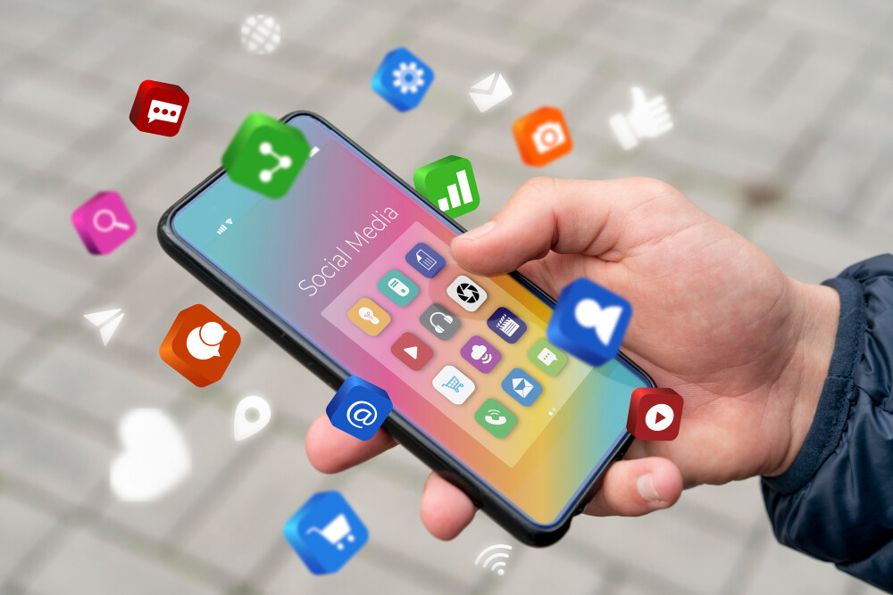 Cine plătește prețul dezinformării? Românii cu venituri mici se informează de pe TikTok și Facebook