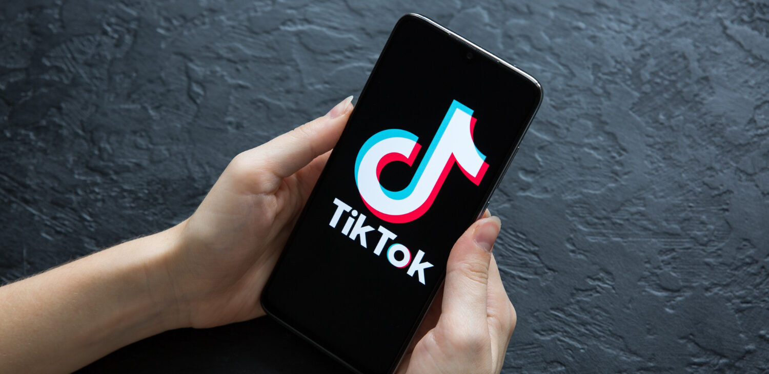 Cine ne va plăti pensiile? 7 din 10 tineri petrec ore pe TikTok, nu pe LinkedIn