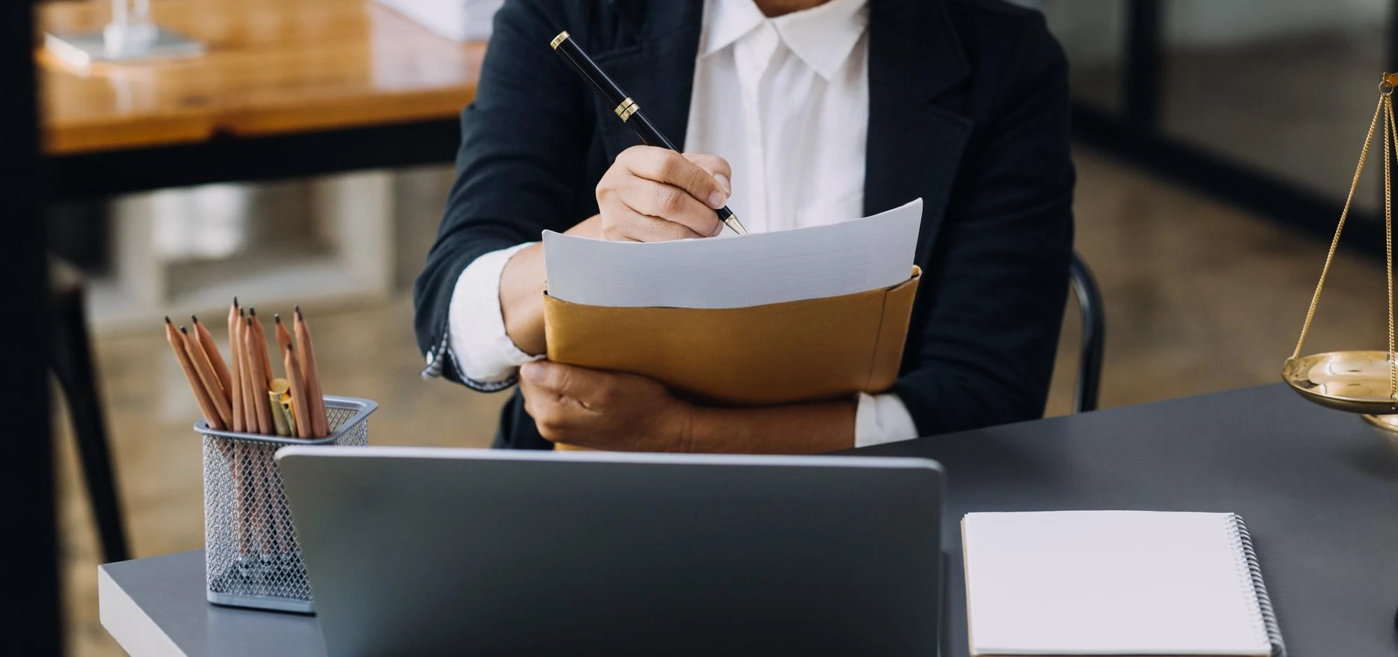 Cursuri pentru consilieri juridici, avocați și juriști: de ce specializarea nu se termină la facultate